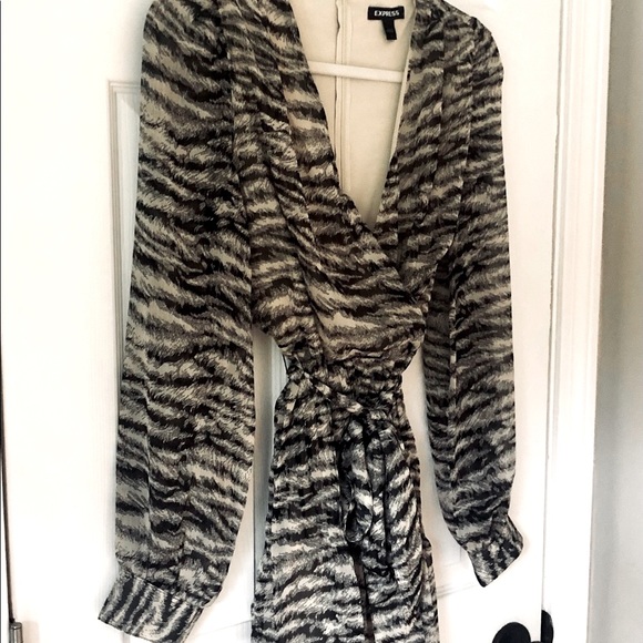 NWOT Express Animal Print Wrap Romper, Long Sleeves, V-Neck, NEVER WORN Size Sm. - Picture 10 of 11